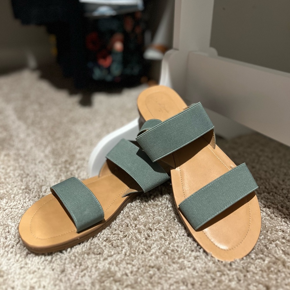 Universal Threads Sandals - Picture 3 of 3